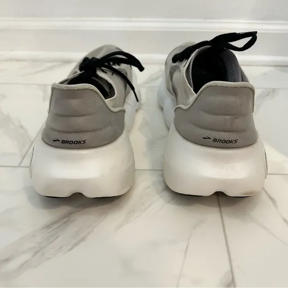 Brooks Aurora-BL Running Shoes in White/Alloy/Black Mens Size 11
