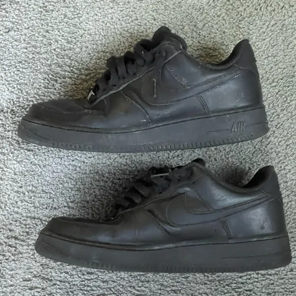 NIKE AIR FORCE 1 LOW, TRIPLE BLACK MEN’S ATHLETIC SHOES. Size 9.5