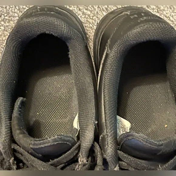 NIKE AIR FORCE 1 LOW, TRIPLE BLACK MEN’S ATHLETIC SHOES. Size 9.5