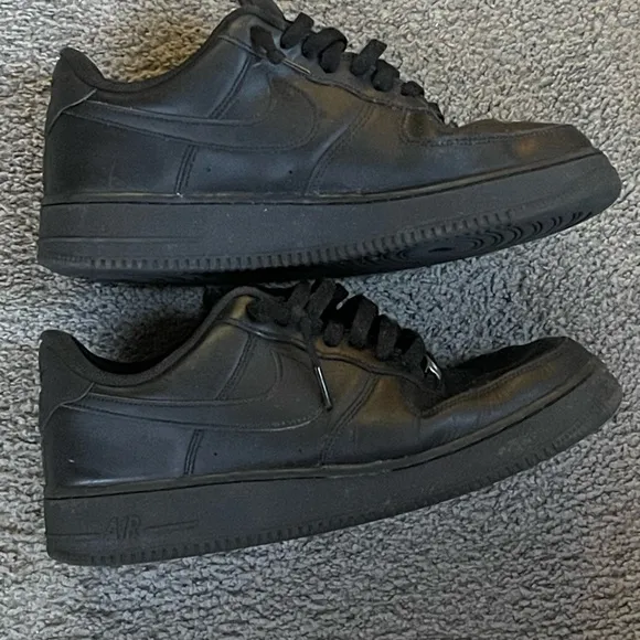 NIKE AIR FORCE 1 LOW, TRIPLE BLACK MEN’S ATHLETIC SHOES. Size 9.5