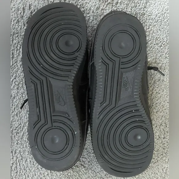 NIKE AIR FORCE 1 LOW, TRIPLE BLACK MEN’S ATHLETIC SHOES. Size 9.5