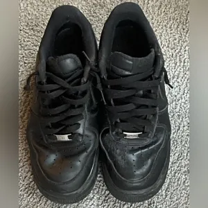 NIKE AIR FORCE 1 LOW, TRIPLE BLACK MEN’S ATHLETIC SHOES. Size 9.5