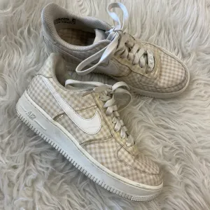 Nike Athletic Shoes Womens 7