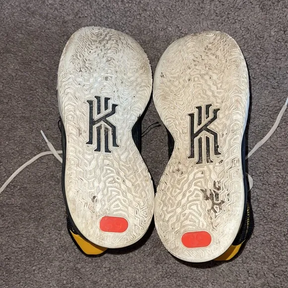 Nike Kyrie Roswell Rayguns Sneakers