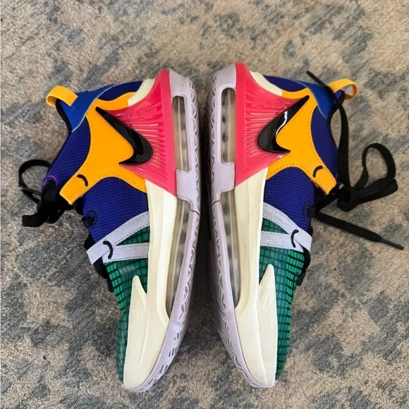 Nike Witness 7 Sneakers