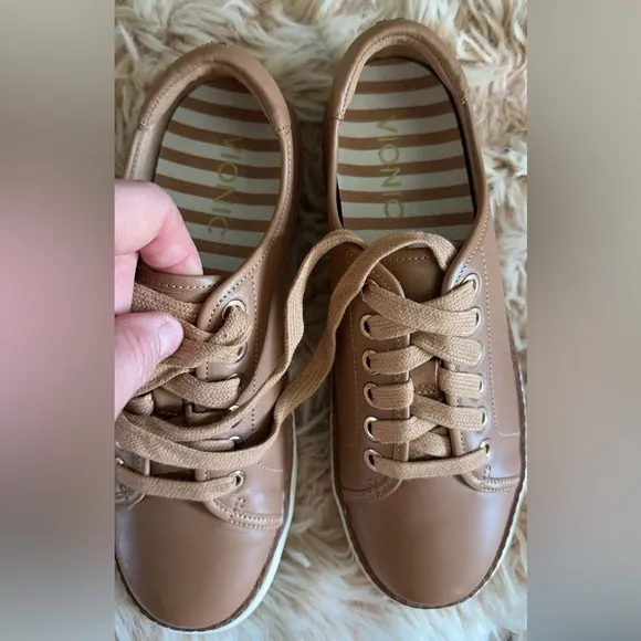 ✨VIONIC✨ WOMEN’S LEAH LEATHER SNEAKERS✨ 5.5 ✨NEW IN BOX Retail$189 Spring Shoes✨